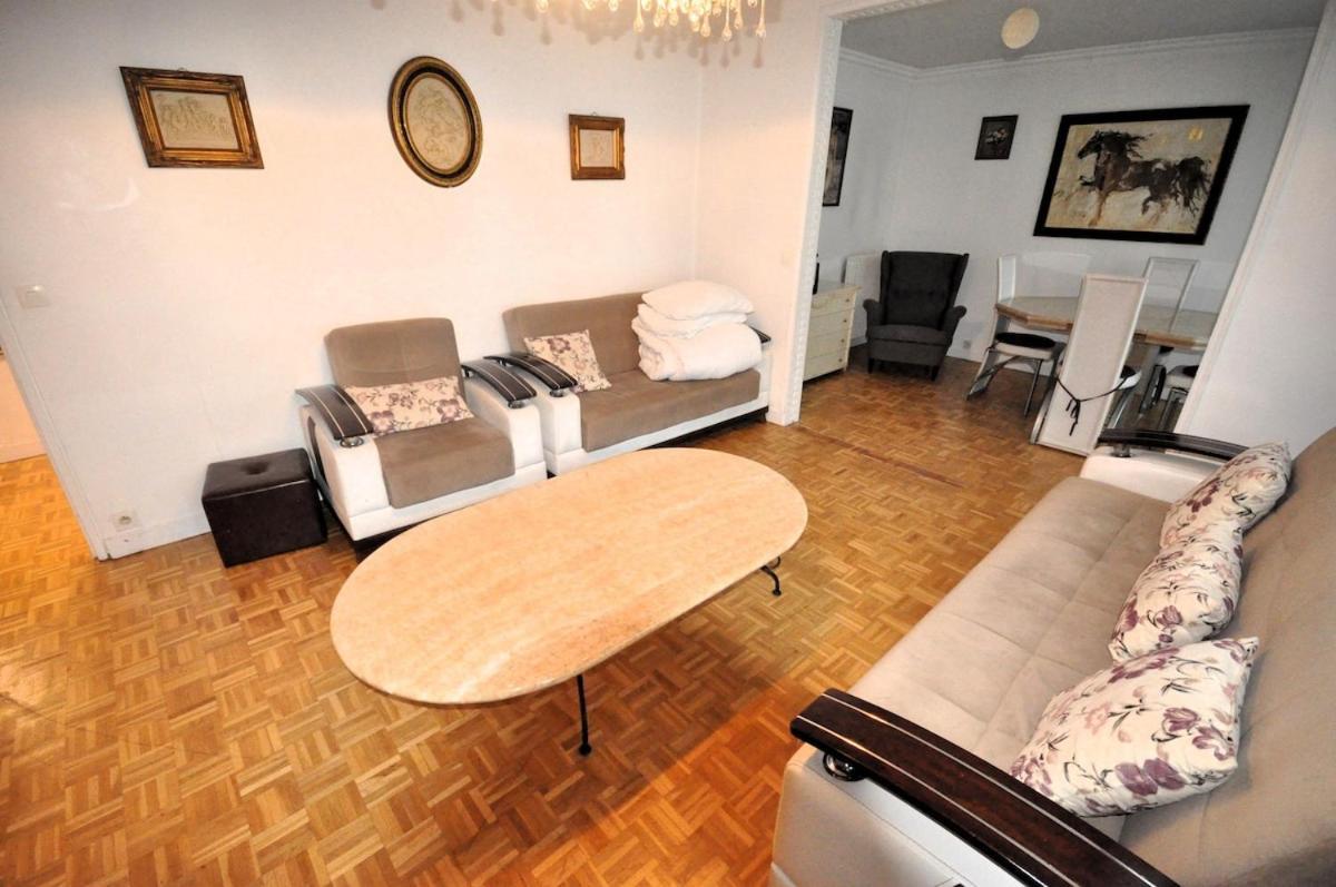 Spacious, Bright With Private Parking Appartamento