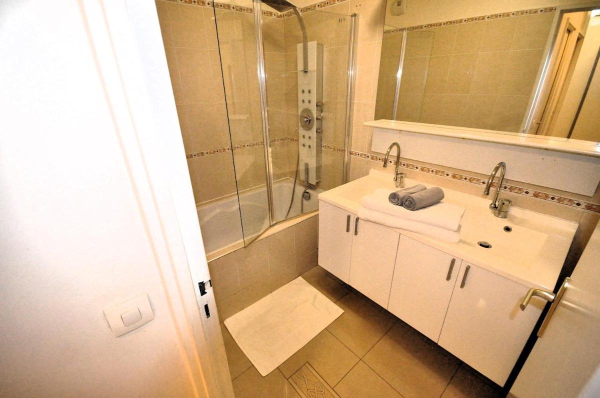 Spacious, Bright With Private Parking Appartamento *