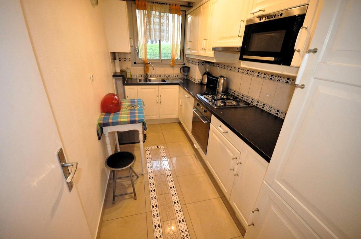 Spacious, Bright With Private Parking Appartamento