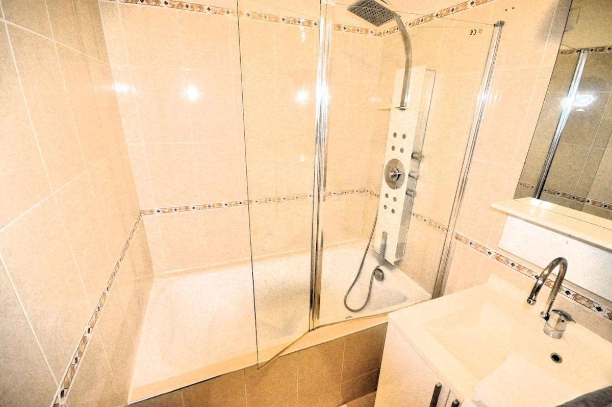 Spacious, Bright With Private Parking Appartamento Parigi