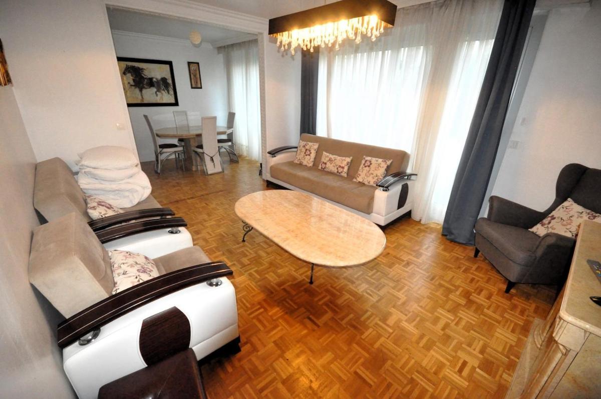 Appartamento Spacious, Bright With Private Parking